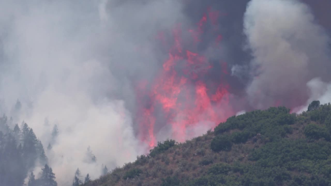 火焰和热量辐射爆炸的采石场火灾科罗拉多州利特尔顿视频下载