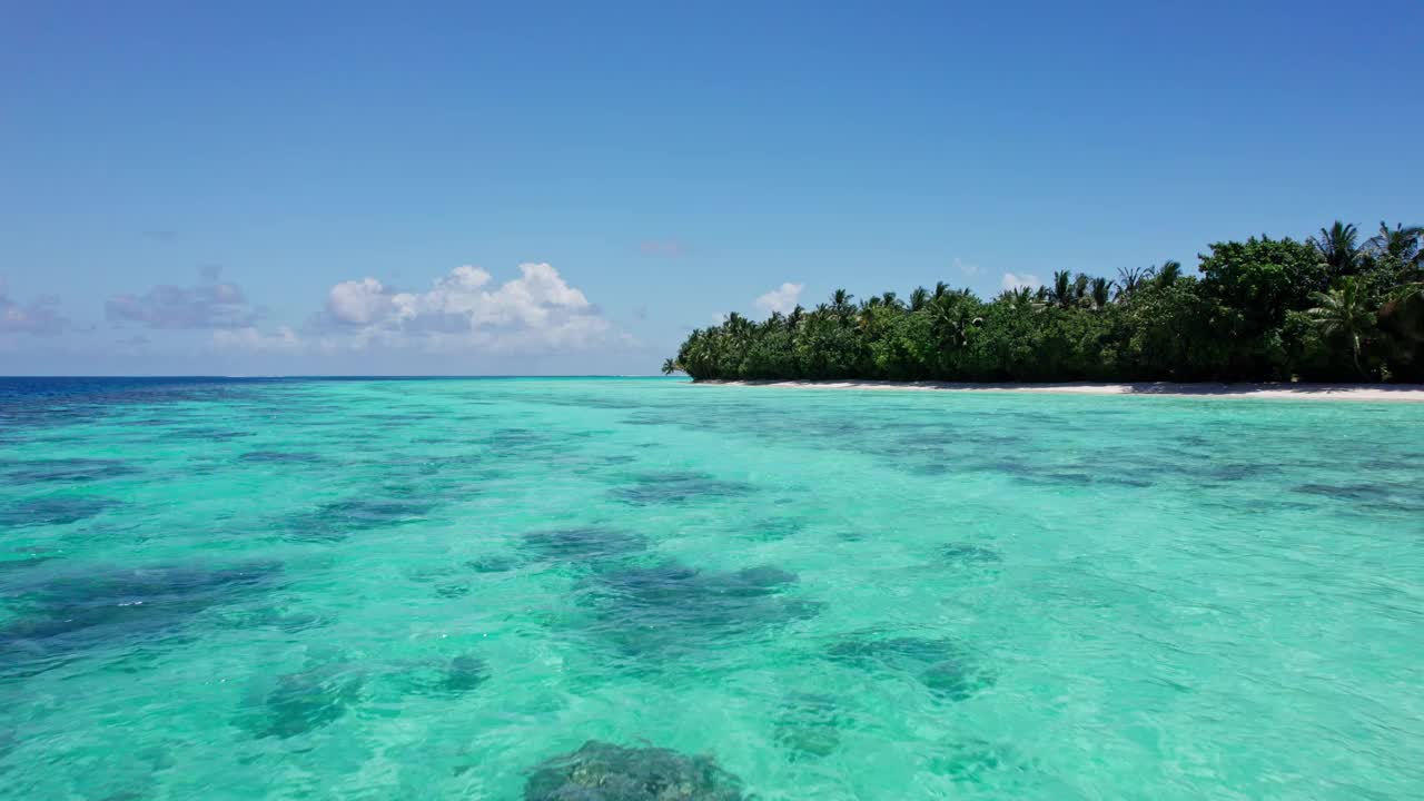 马尔代夫海滩上清澈的海水视频下载