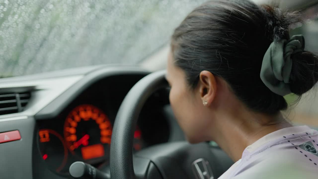 雨季坐在车里的女人。视频下载