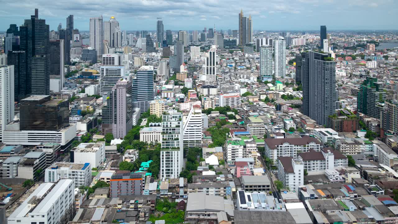 延时鸟瞰图曼谷城市俯瞰高层建筑，道路，日落云风暴，泰国旅游目的地。视频下载