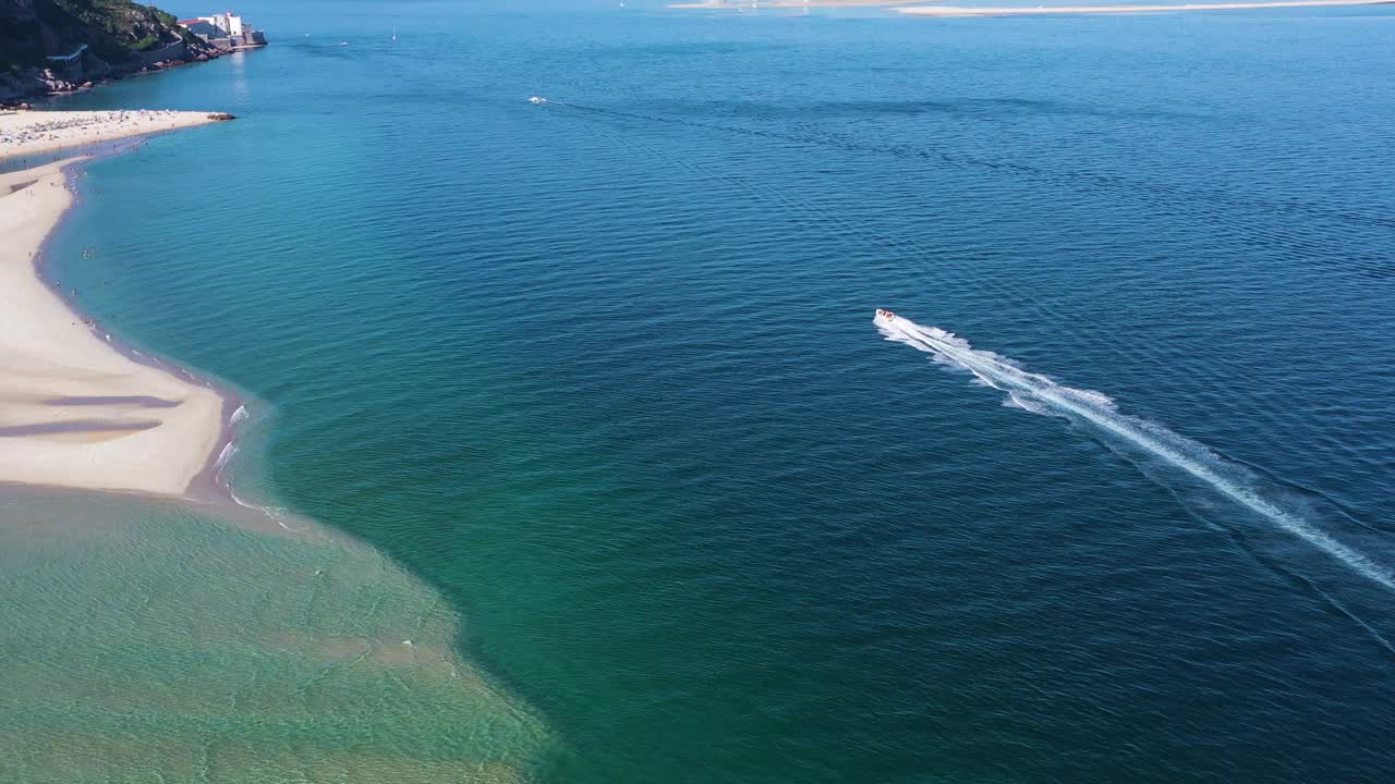 Figueirinha白沙嘴海滩和大西洋。葡萄牙。空中高角度视图视频下载