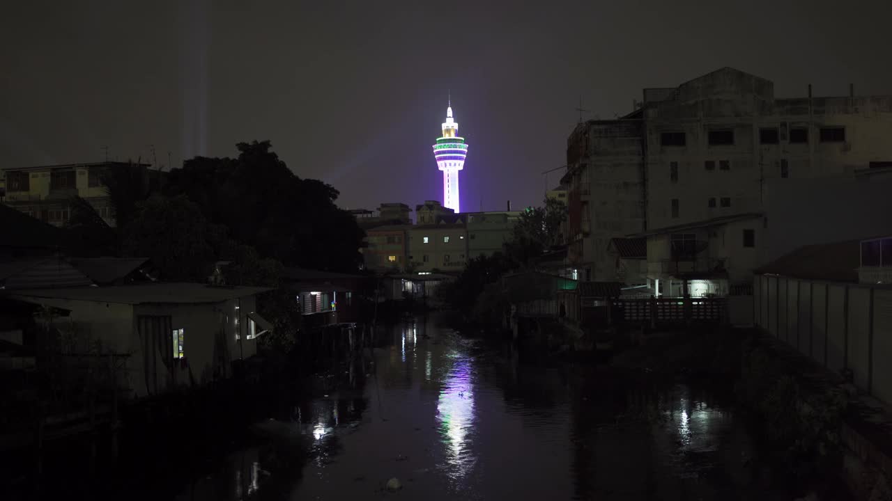 泰国城市里的沙末普拉干观景塔上有河流的倒影。视频素材