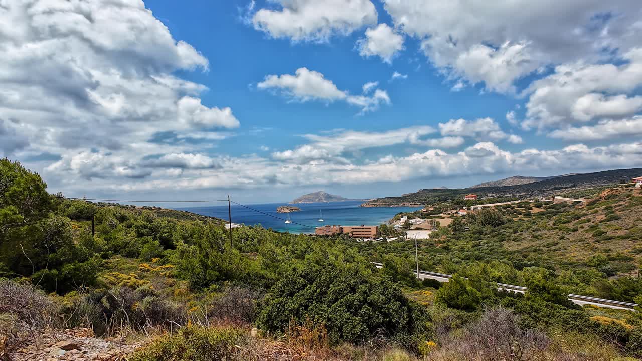 驾车驶过希腊岛海岸，欣赏地中海碧蓝的海水视频素材