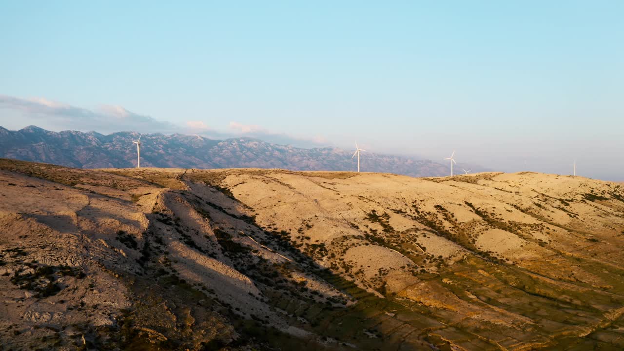 现代风力涡轮机在帕格岛的山上发电视频下载