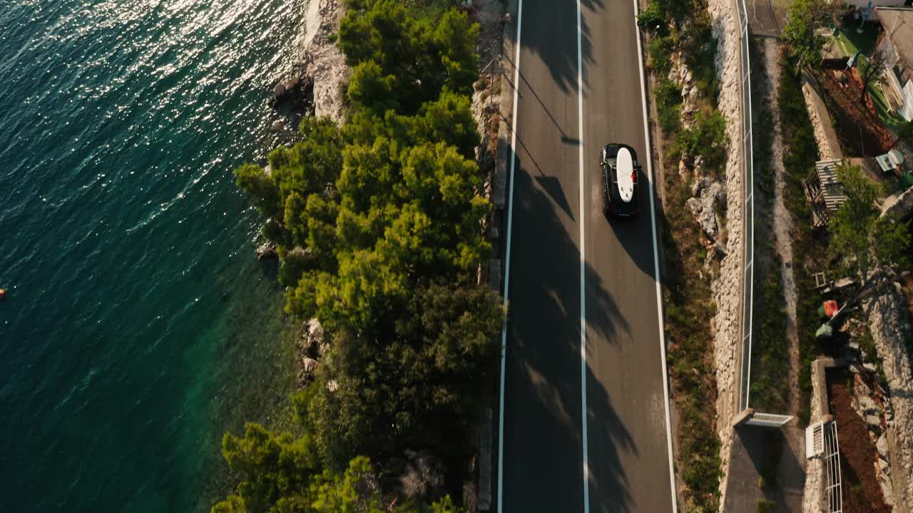 汽车与安装桨板的车顶沿道路行驶视频素材