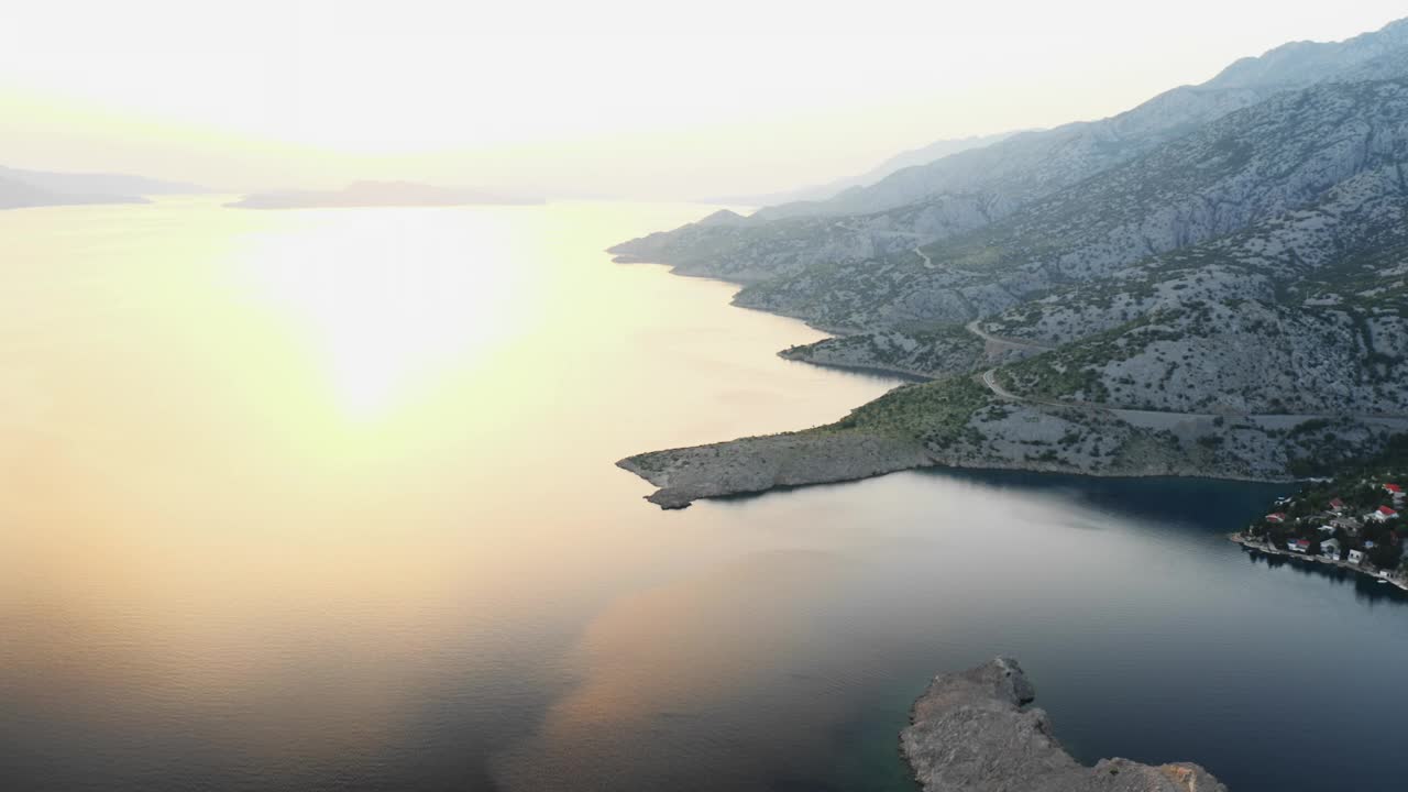 宁静的海岸线，在日落鸟瞰平静的水域视频素材