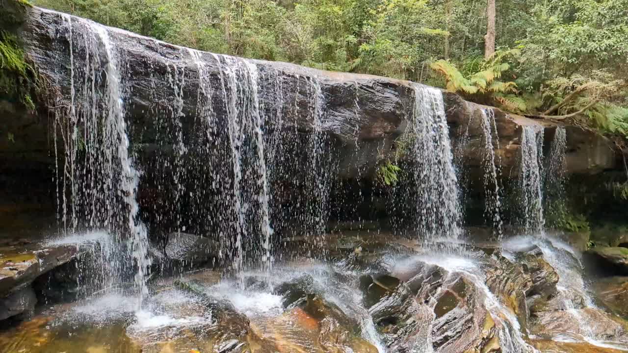 水以慢动作落下视频素材