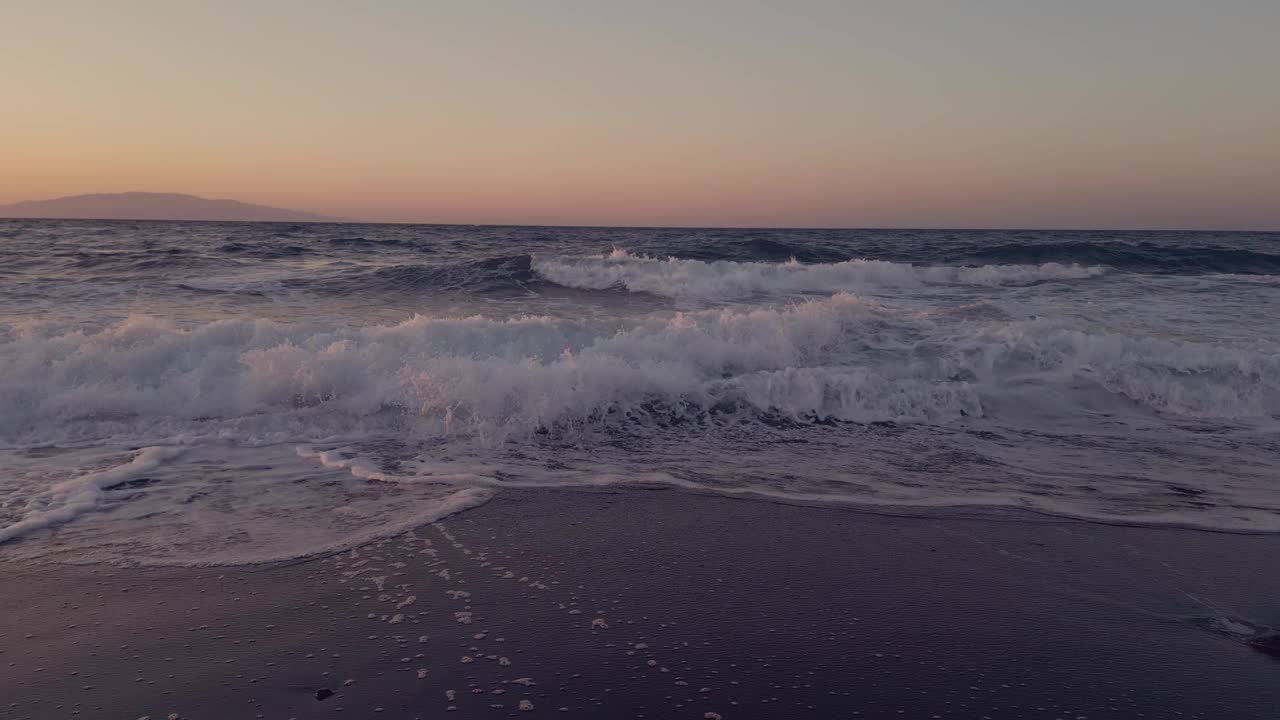 圣托里尼海滩日落与海浪冲击海岸视频素材