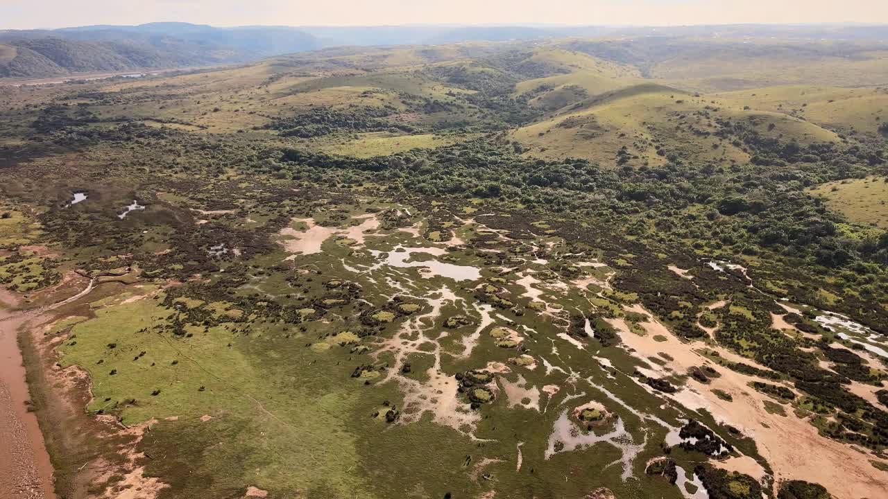 郁郁葱葱的湿地生态系统，宁静的水域，遥远的山脉，农村地区-空中无人机镜头视频素材