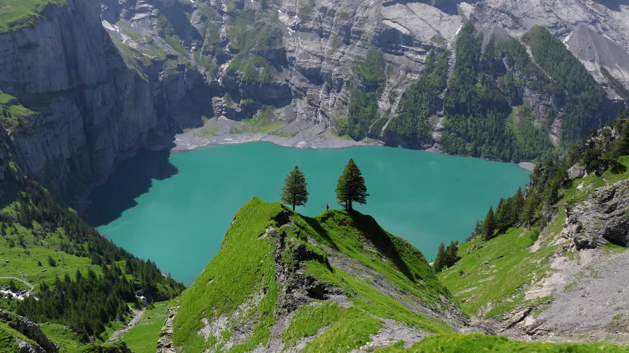 瑞士伯尔尼高地Oeschinen湖的美景——无人机拍摄视频素材