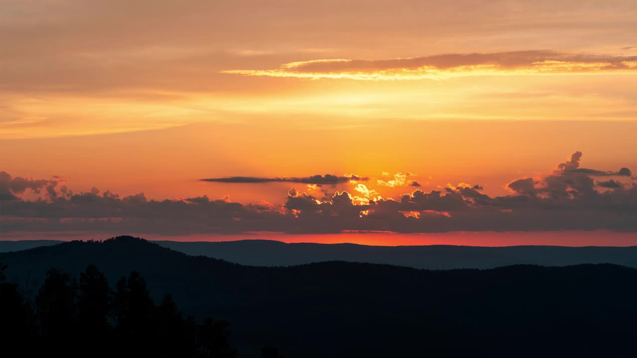 橙色的夕阳在山间流逝视频下载