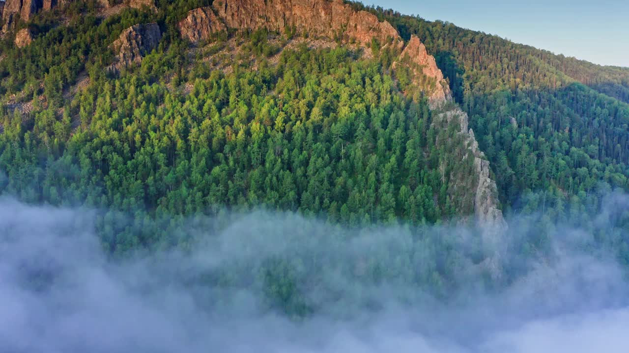 著名的风景是山崖上的岩石，被森林覆盖视频下载