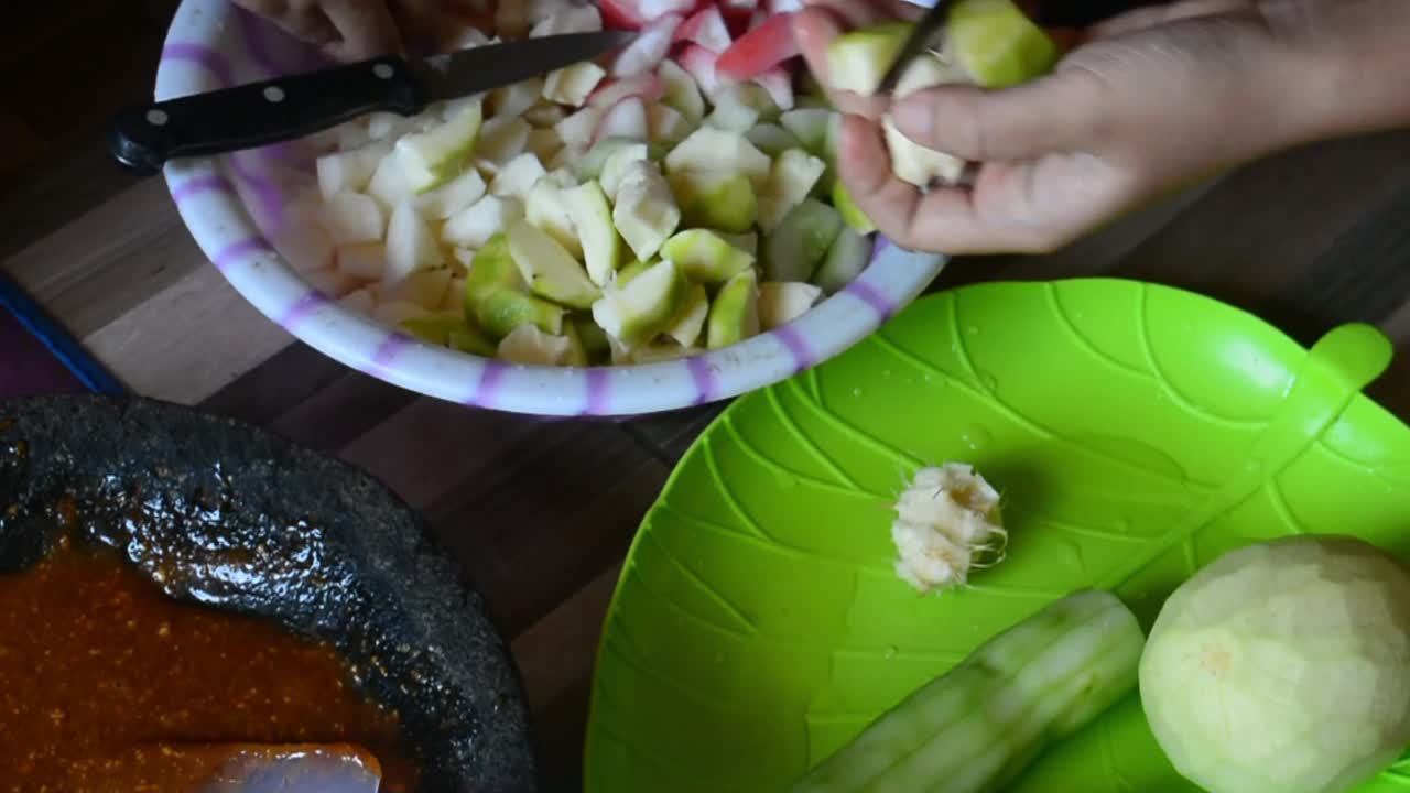 把各种各样的水果平铺在地上，做成“土豆泥”，用花生调味视频下载