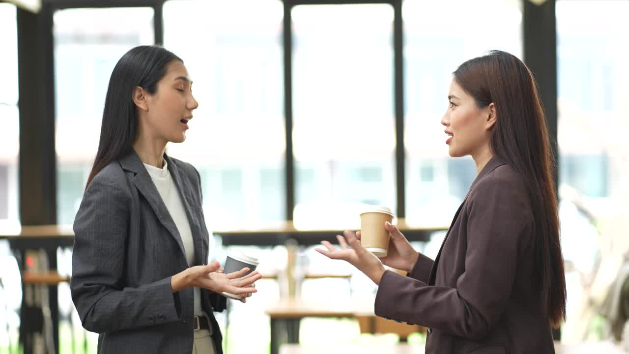 商务会议——两个亚洲女人在办公室聊天。视频下载