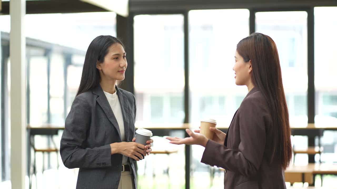 商务会议——两个亚洲女人在办公室聊天。视频素材