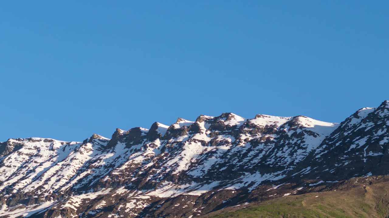 在印度喜马偕尔邦拉胡尔的基隆，日落时白雪覆盖的喜马拉雅山峰在日落时由白色变为红色。自然背景视频下载