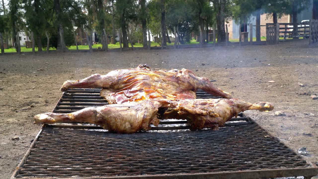 乡村烤羊肉视频素材