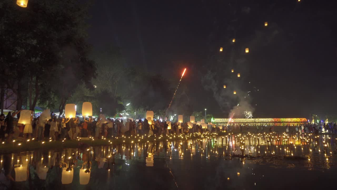 泰国人在晚上放上漂浮的灯笼或灯来祭拜佛祖。泰国清迈的传统节日。阿来krathong视频素材