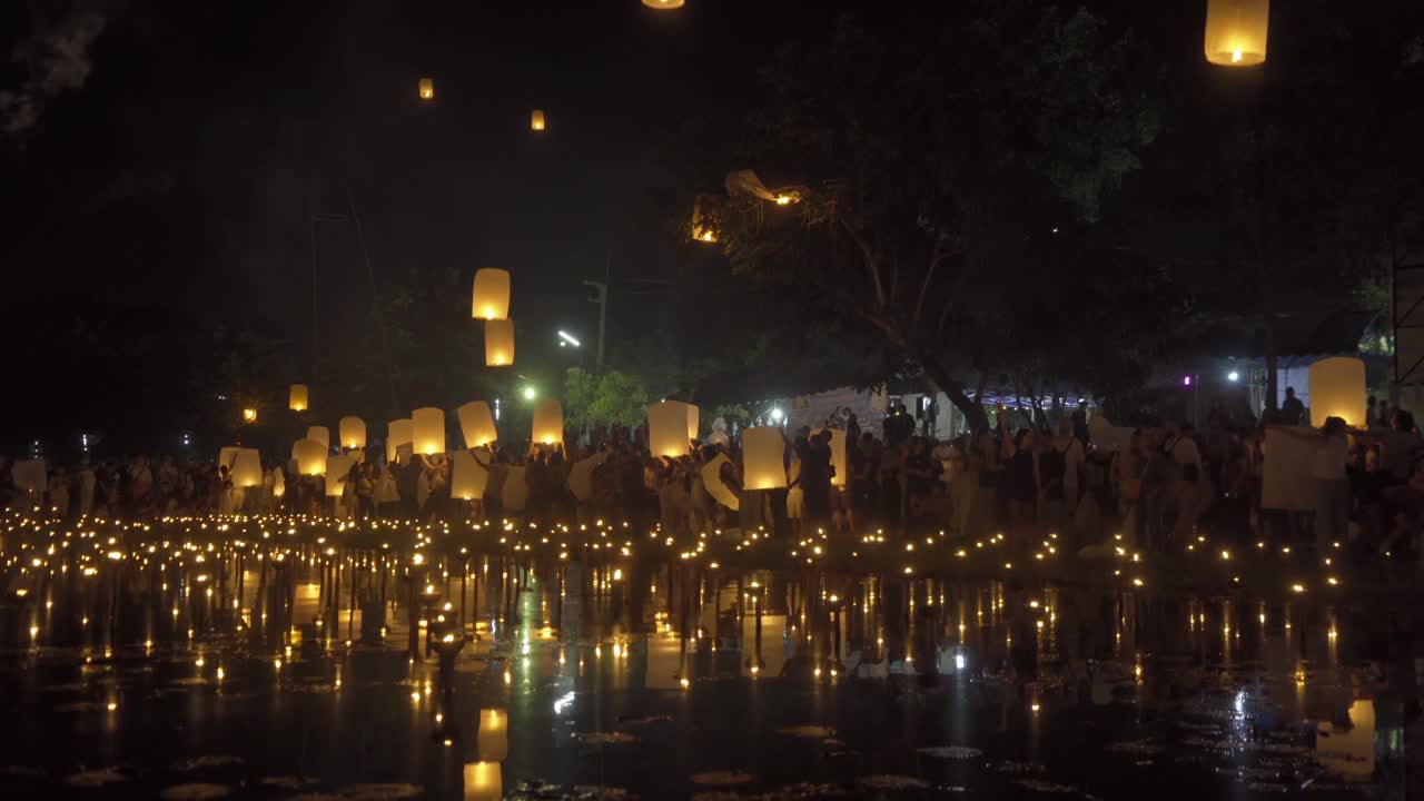 泰国人在晚上放上漂浮的灯笼或灯来祭拜佛祖。泰国清迈的传统节日。阿来krathong视频素材