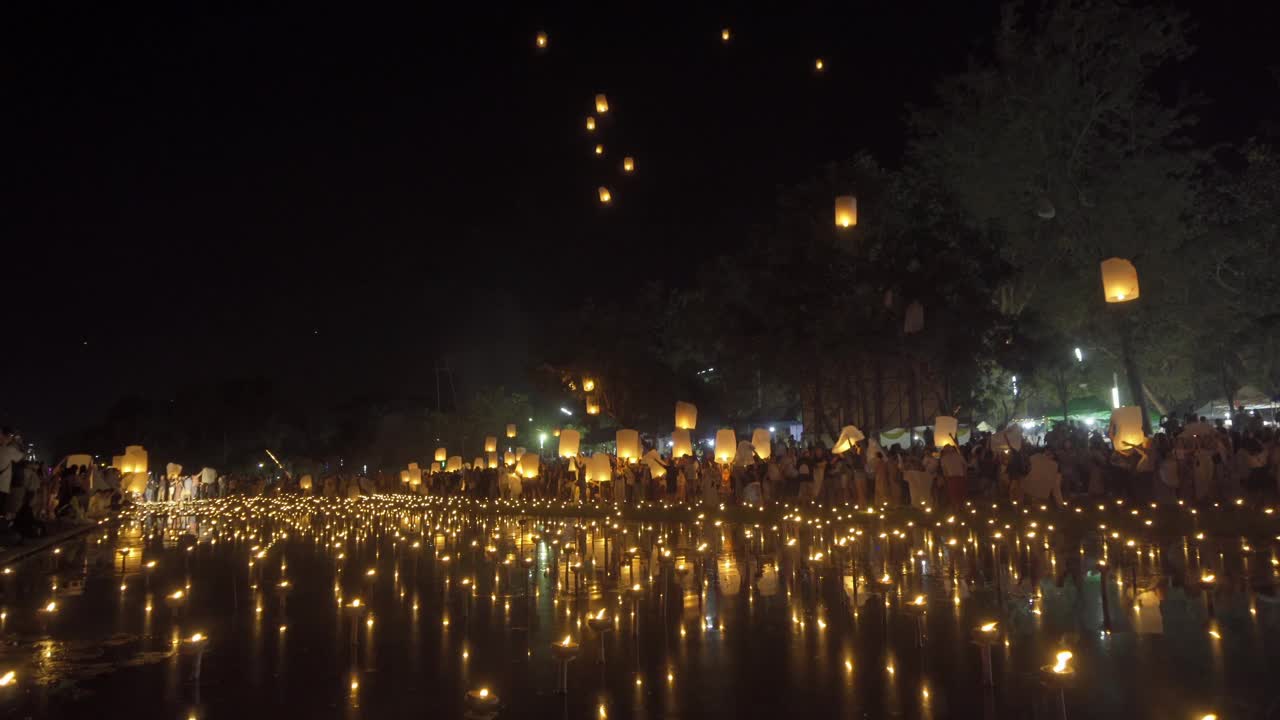 泰国人在晚上放上漂浮的灯笼或灯来祭拜佛祖。泰国清迈的传统节日。阿来krathong视频素材