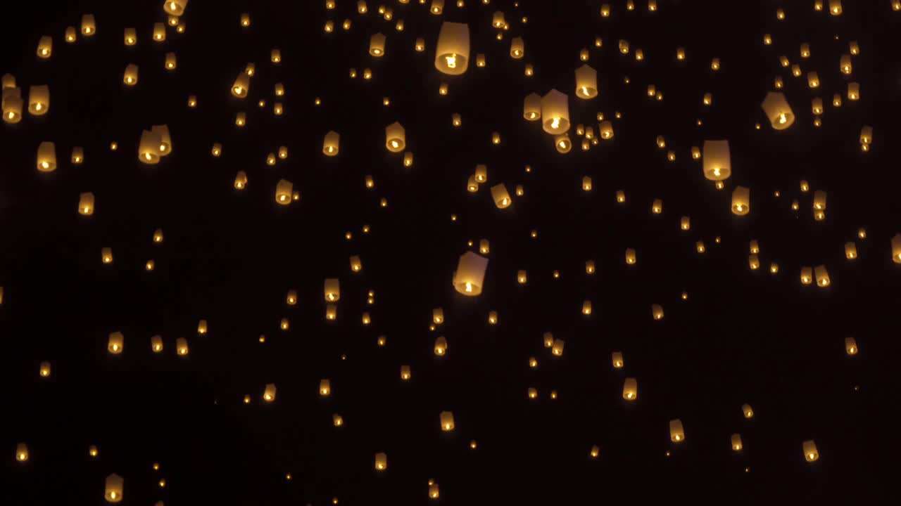 泰国人在晚上放上漂浮的灯笼或灯来祭拜佛祖。泰国清迈的传统节日。阿来krathong视频素材