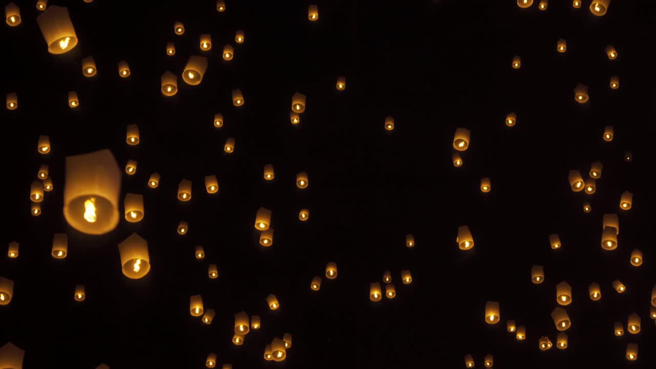 泰国人在晚上放上漂浮的灯笼或灯来祭拜佛祖。泰国清迈的传统节日。阿来krathong视频素材