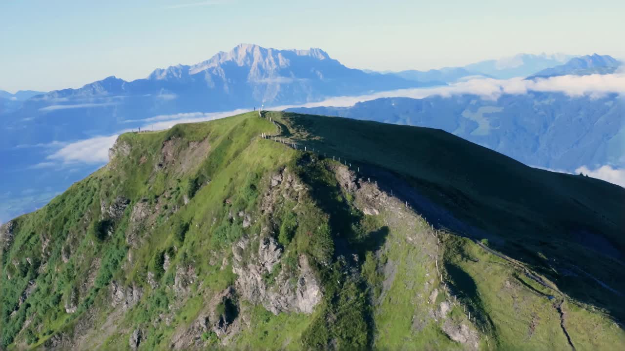 山顶提供了一个令人惊叹的景色，迷人的景观，邀请冒险视频素材