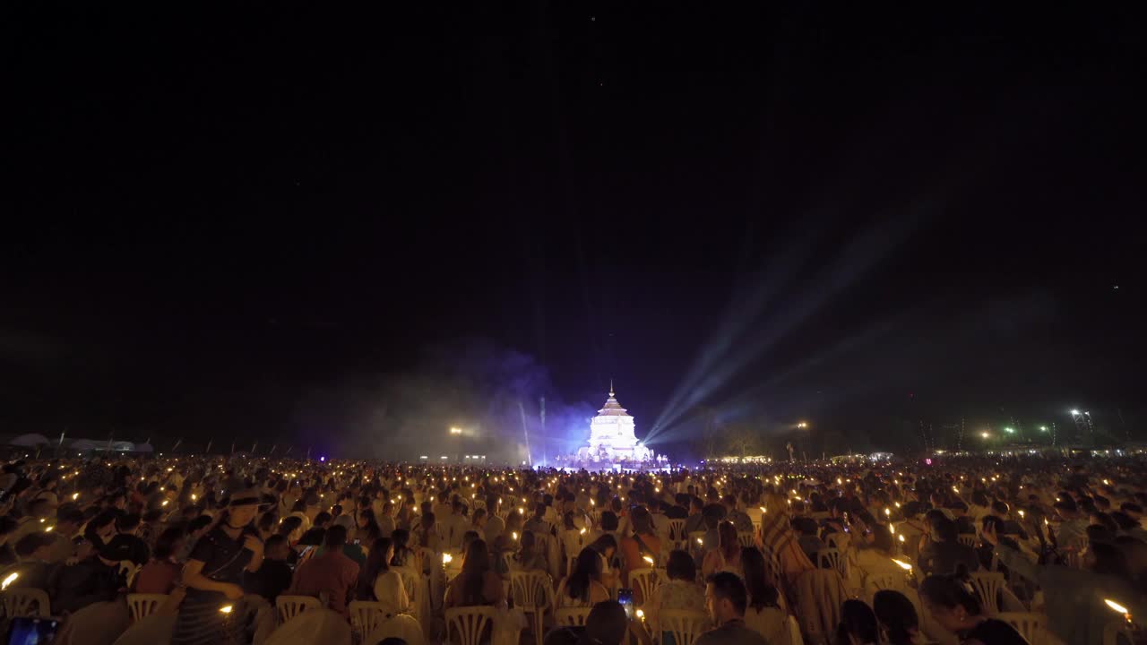 泰国人在晚上放上漂浮的灯笼或灯来祭拜佛祖。泰国清迈的传统节日。阿来krathong视频素材