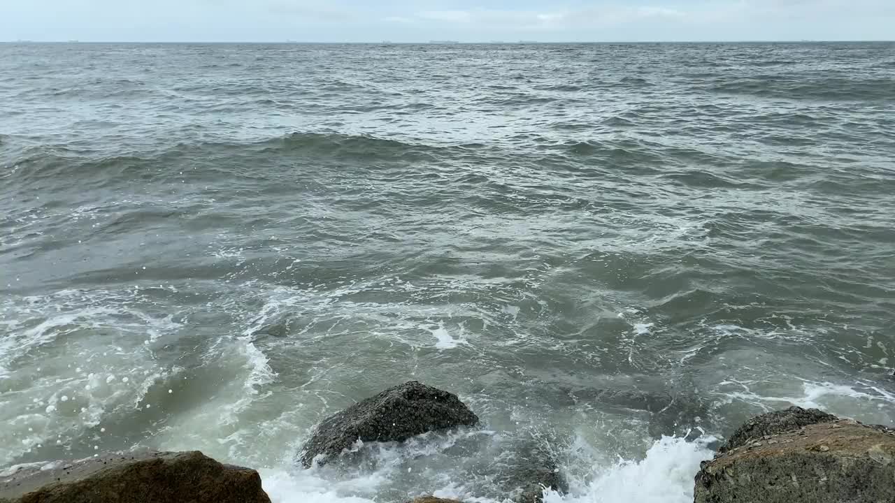 海浪冲击海岸视频下载