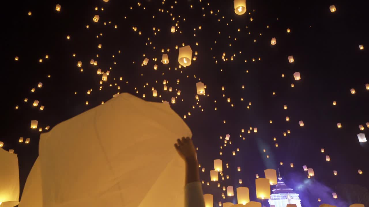 泰国人在晚上放上漂浮的灯笼或灯来祭拜佛祖。泰国清迈的传统节日。阿来krathong视频素材