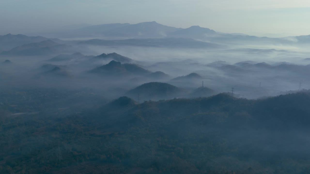 泰国北部美丽风景的鸟瞰图，这是一段4K超延时视频拍摄的，画面上是白色的雾或云在绿色的森林上移动。视频下载