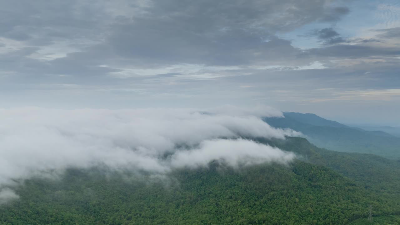 泰国北部美丽风景的鸟瞰图，这是一段4K超延时视频拍摄的，画面上是白色的雾或云在绿色的森林上移动。视频下载