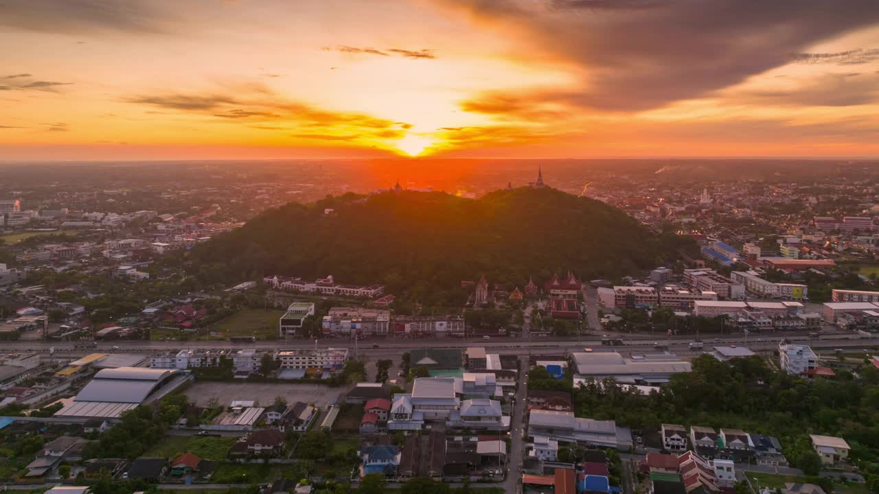 超缩4K，碧武里省鸟瞰图前景是一座高山上的古老宫殿。阳光闪耀着金色视频下载