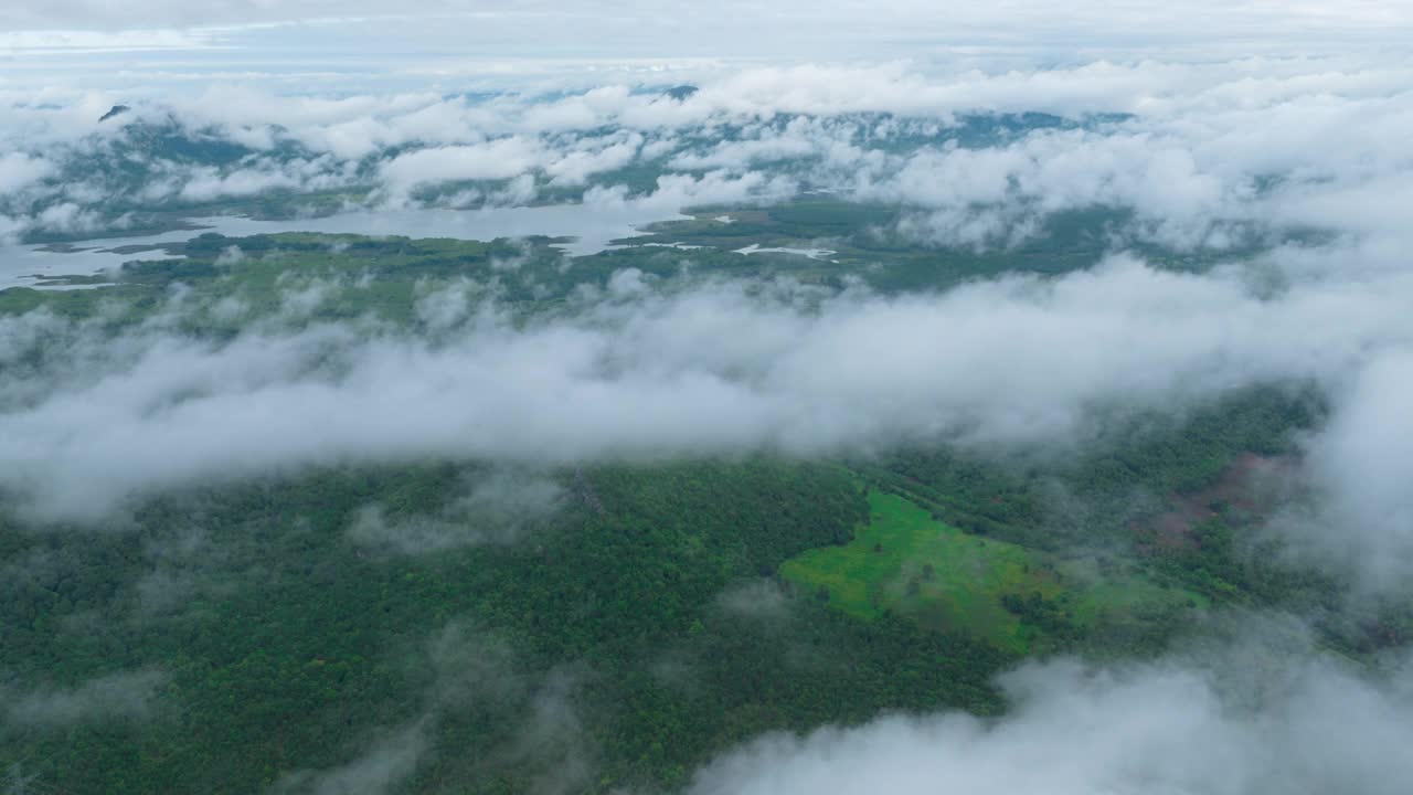 泰国北部美丽风景的鸟瞰图，这是一段4K超延时视频拍摄的，画面上是白色的雾或云在绿色的森林上移动。视频下载