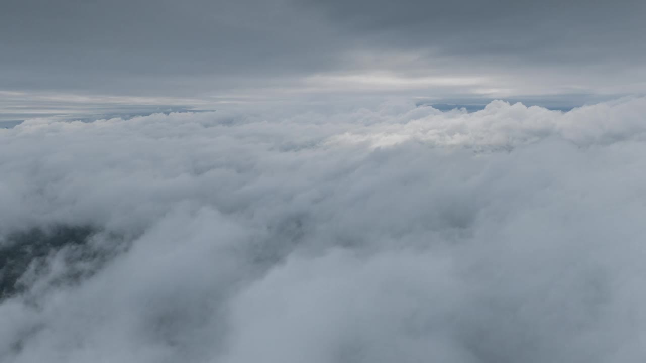 泰国北部美丽风景的鸟瞰图，这是一段4K超延时视频拍摄的，画面上是白色的雾或云在绿色的森林上移动。视频素材