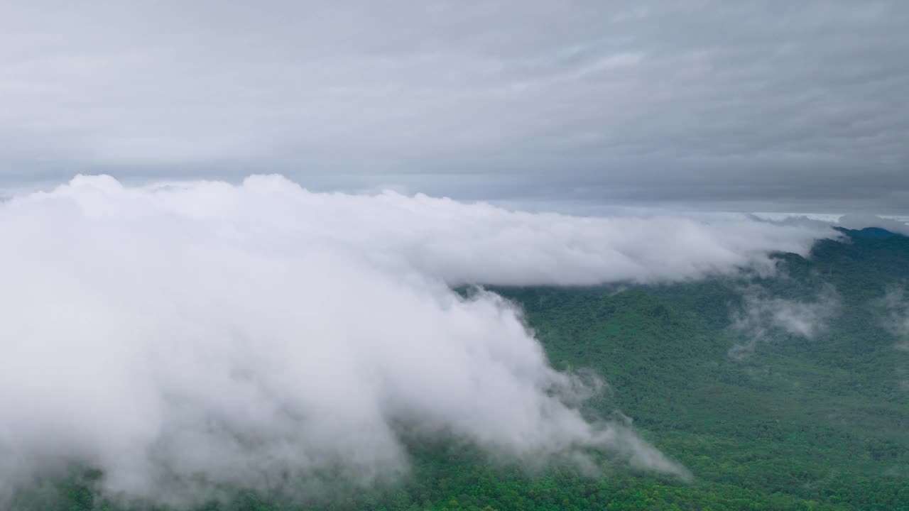 泰国北部美丽风景的鸟瞰图，这是一段4K超延时视频拍摄的，画面上是白色的雾或云在绿色的森林上移动。视频下载