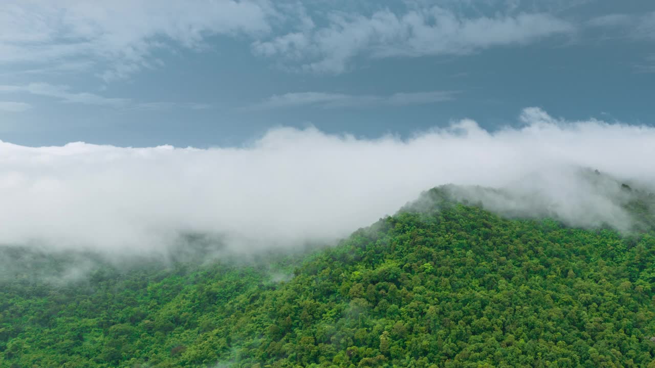 泰国北部美丽风景的鸟瞰图，这是一段4K超延时视频拍摄的，画面上是白色的雾或云在绿色的森林上移动。视频下载