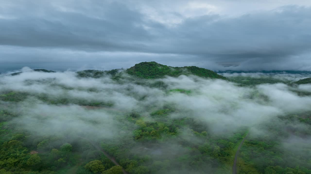 泰国北部美丽风景的鸟瞰图，这是一段4K超延时视频拍摄的，画面上是白色的雾或云在绿色的森林上移动。视频下载