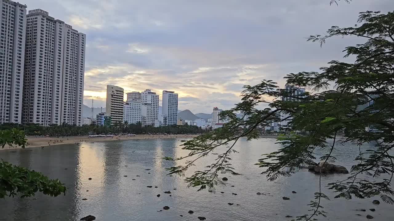 越南芽庄市的海滩和高层建筑。视频素材