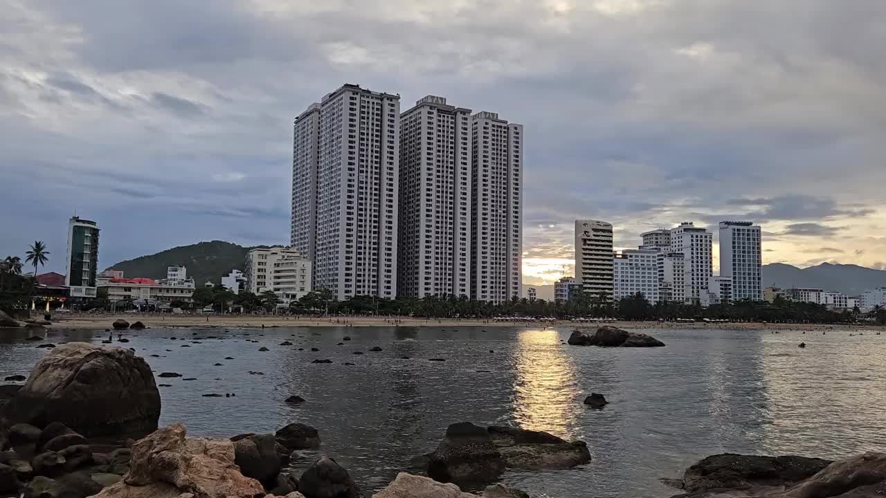 越南芽庄市的海滩和高层建筑。视频素材