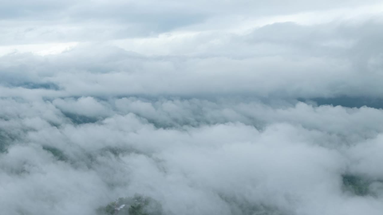 泰国北部美丽风景的鸟瞰图，这是一段4K超延时视频拍摄的，画面上是白色的雾或云在绿色的森林上移动。视频下载