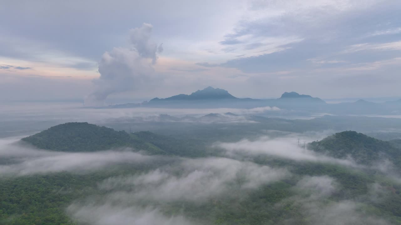 泰国北部美丽风景的鸟瞰图，这是一段4K超延时视频拍摄的，画面上是白色的雾或云在绿色的森林上移动。视频下载