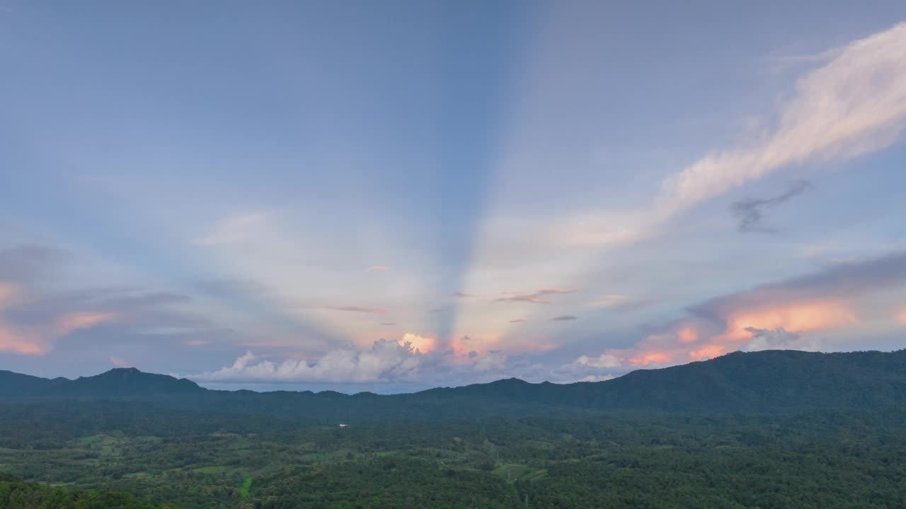 暮光超移是指当太阳在黄昏时分升起或落下并穿过一层云层时，天空中出现阳光或黄昏辐射的现象。视频下载