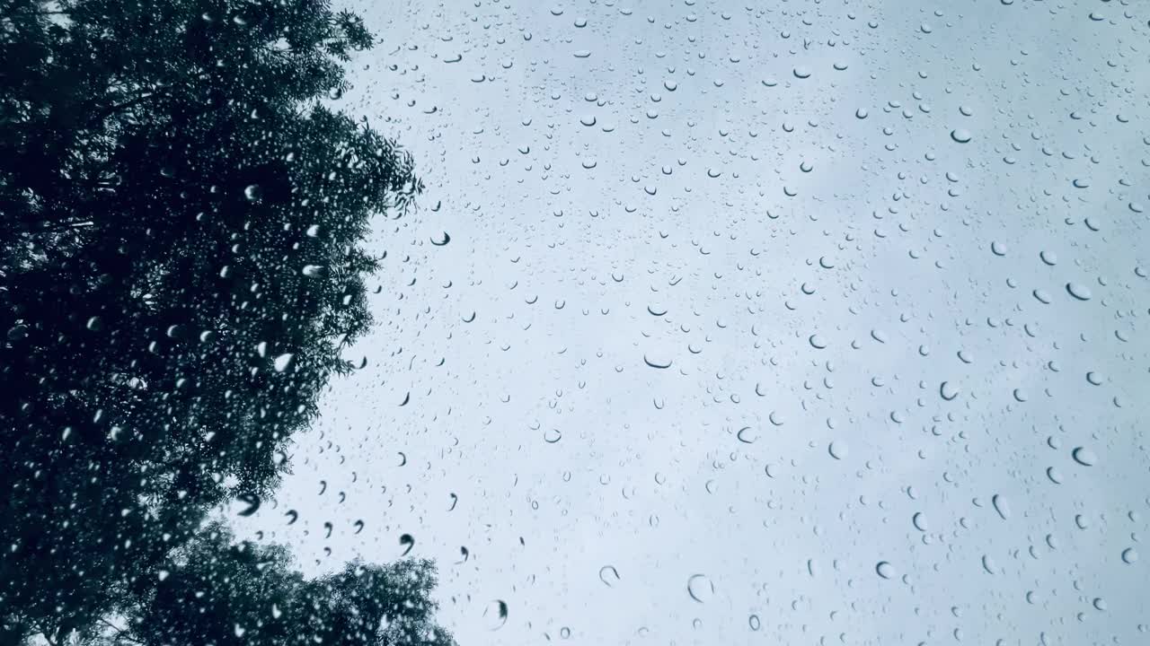 汽车挡风玻璃，雨滴视频素材