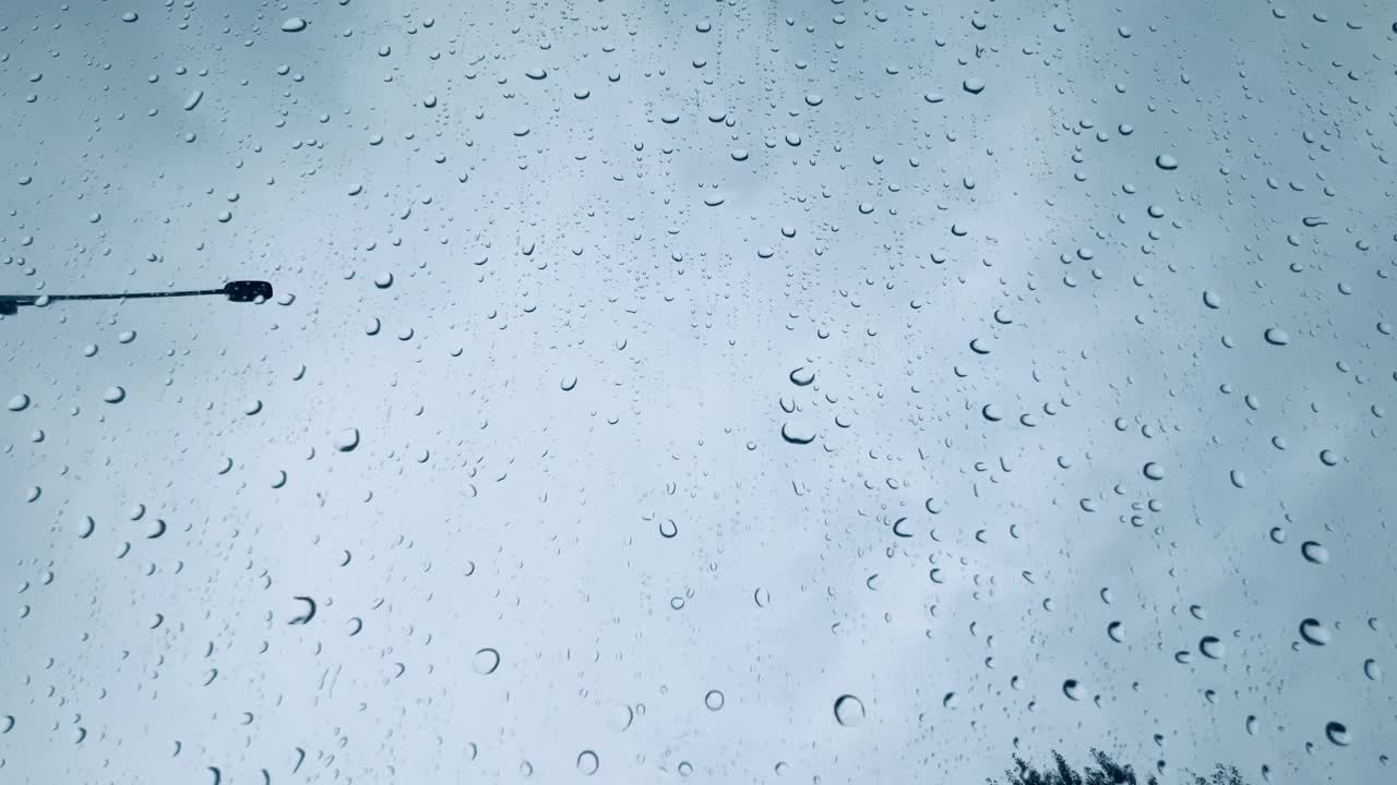 汽车挡风玻璃，雨滴视频素材