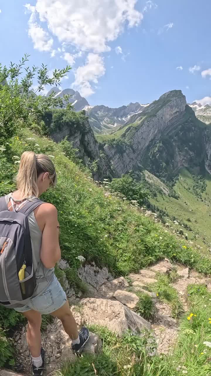 一名女子在瑞士阿尔卑斯山区阿彭策尔徒步旅行视频下载