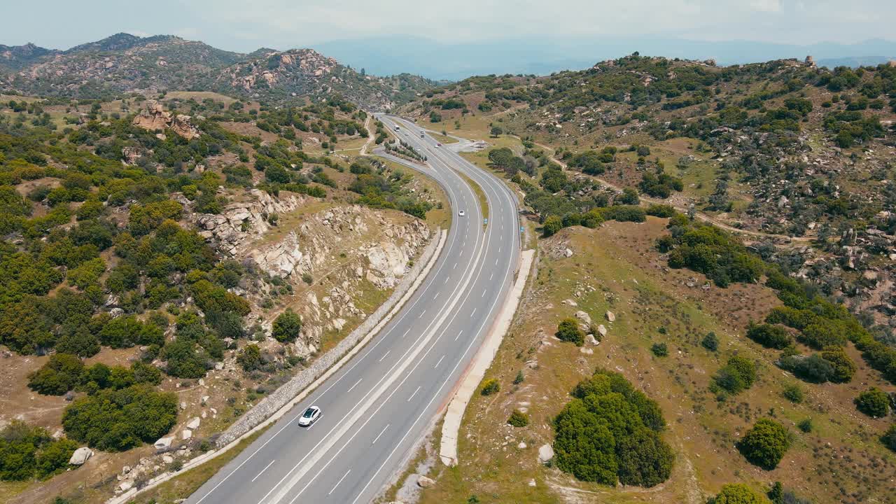 弯弯曲曲的沥青公路穿山而过视频素材