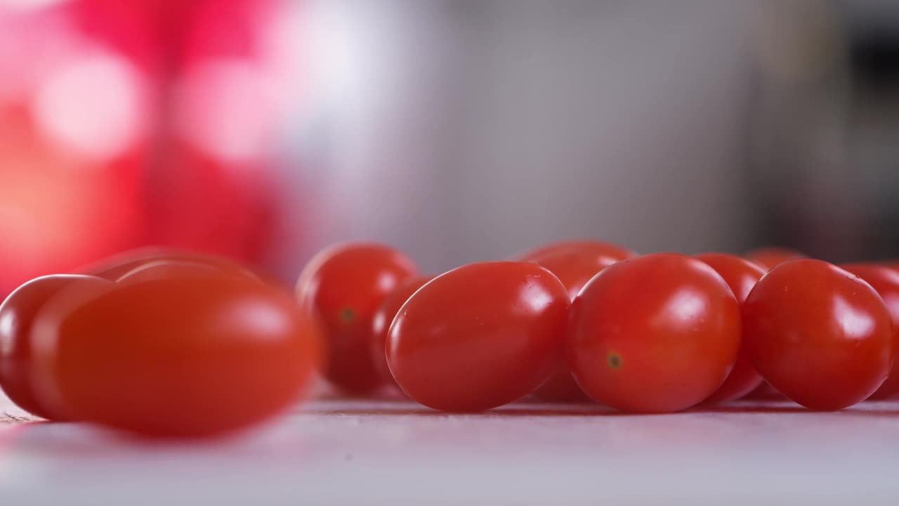 红番茄从玻璃碗里洒到白色的柜台上，给文字留下了足够的空间视频下载