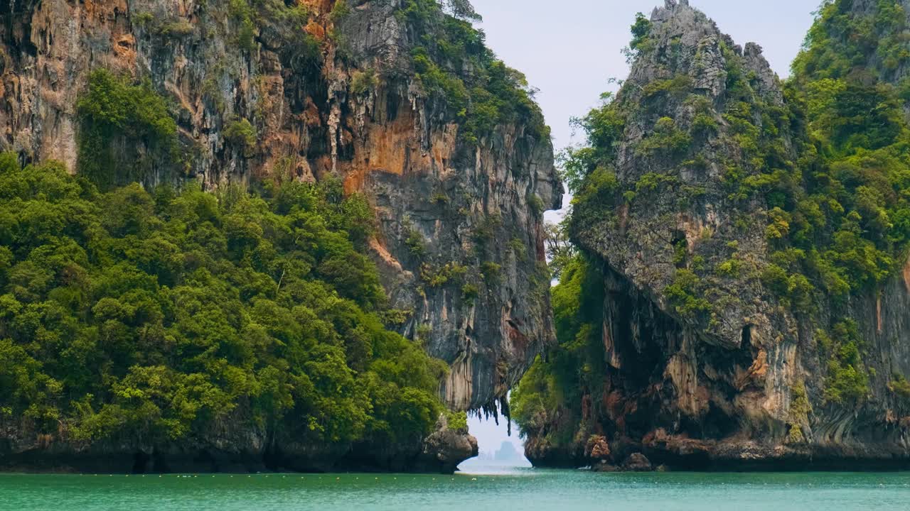 泰国甲米雷莱湾，Phra Nang海滩上的岩石岛。暑假和假期背景视频素材