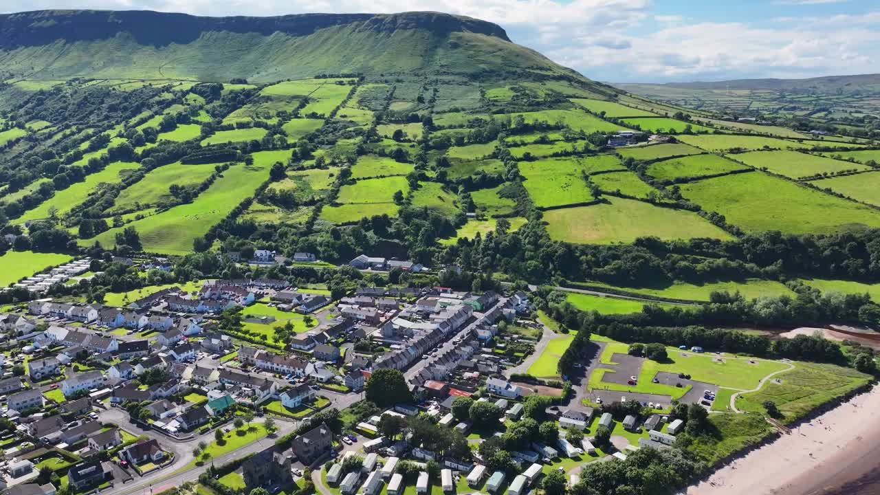 鸟瞰住宅和联排别墅在Waterfoot村和Lurig山Glenariff Co北爱尔兰安特里姆视频素材